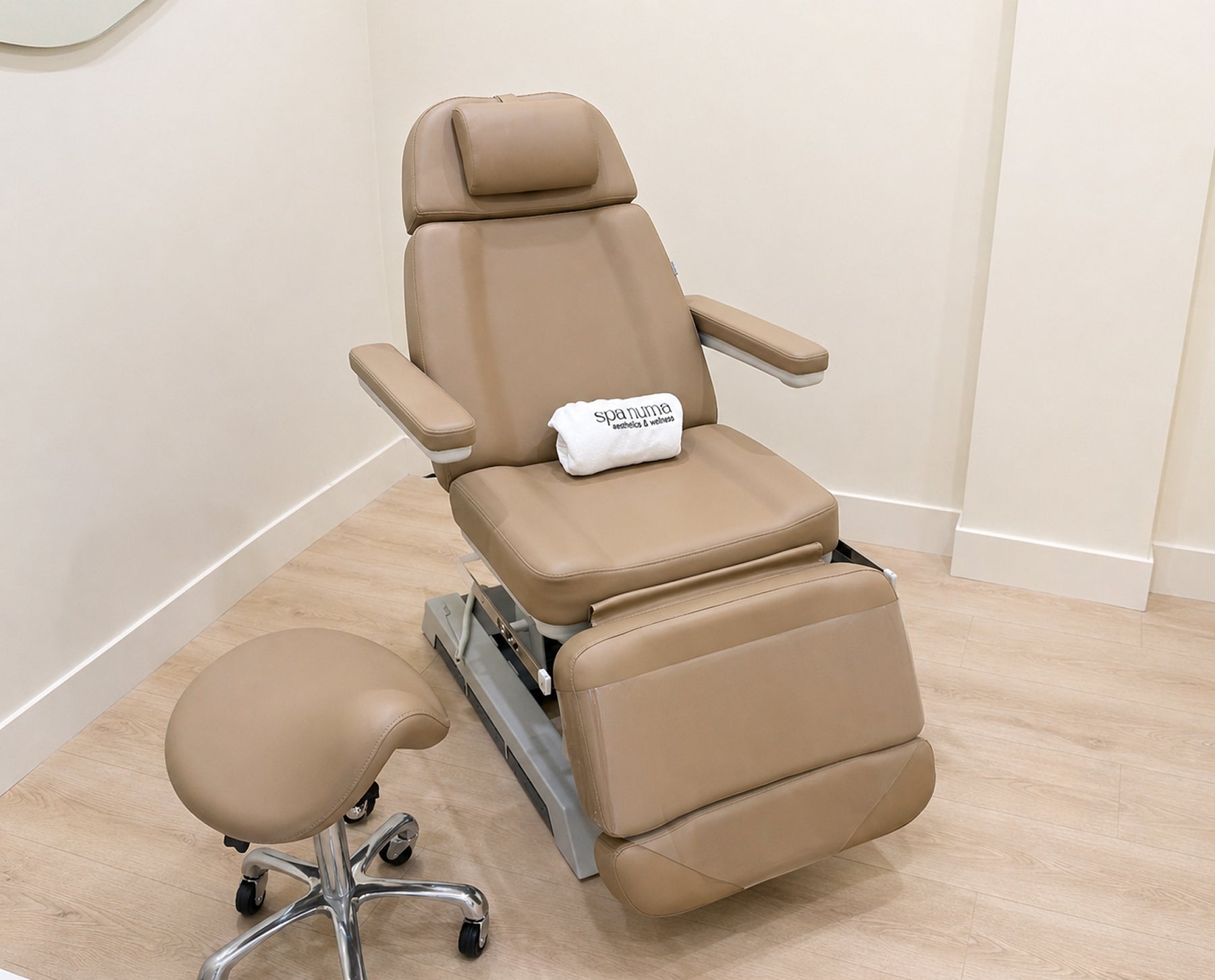 spa numa chair with clear vinyl footrest cover installed professional look