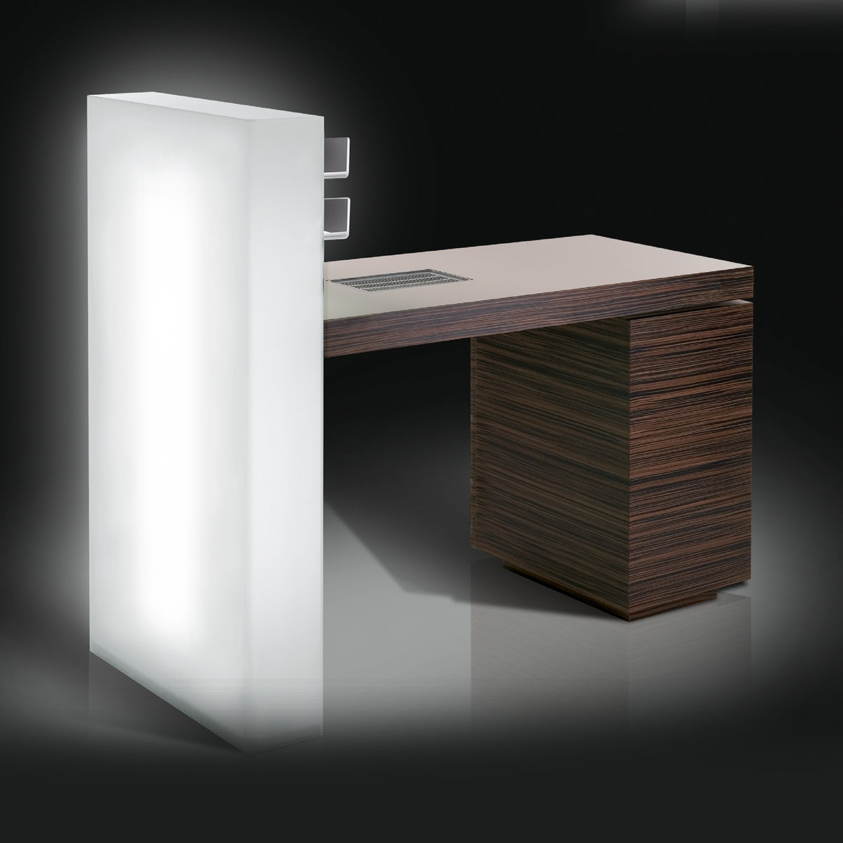 Ergonomic Gloss nail technician table by Gamma Bross Spa